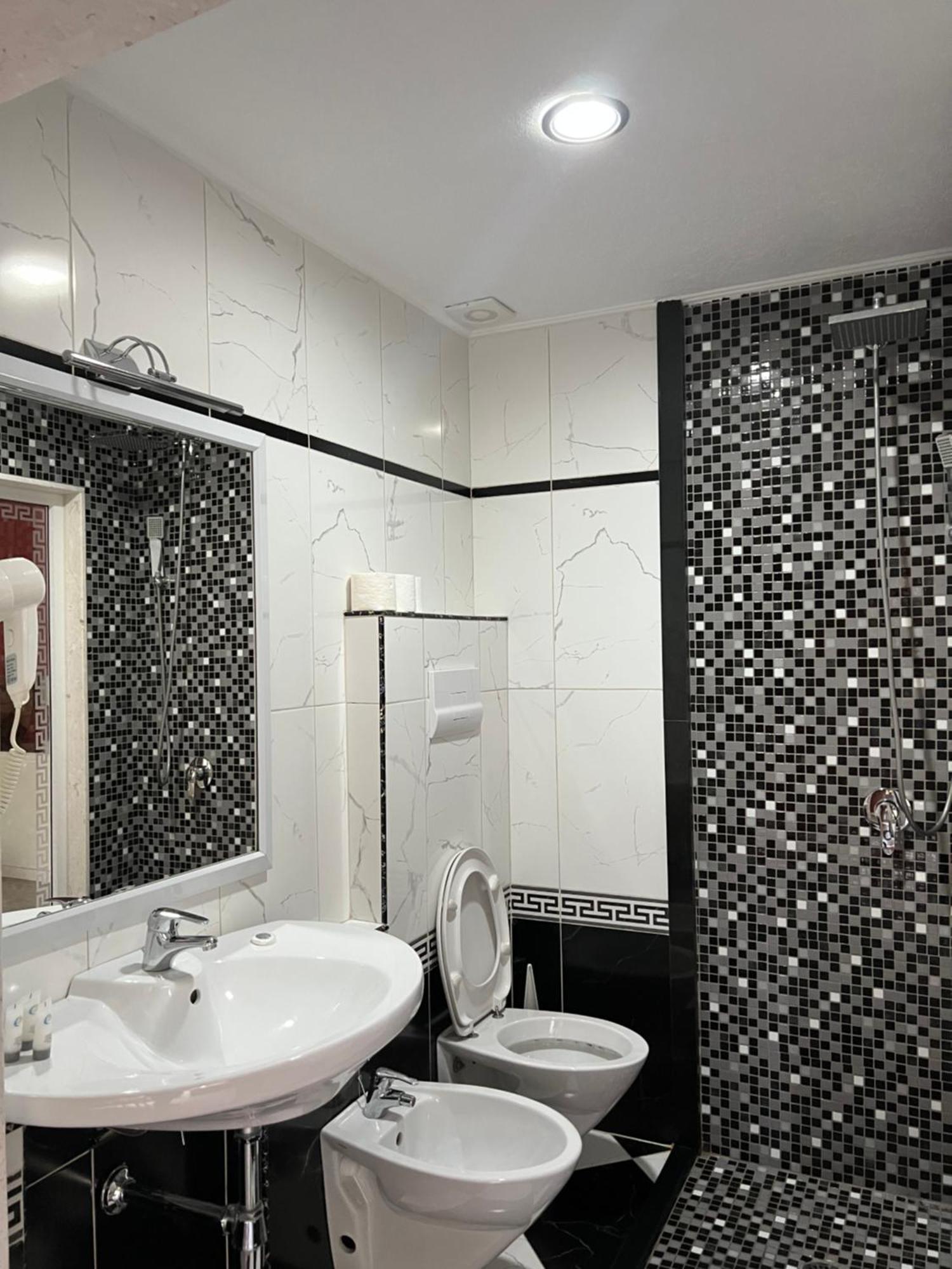 Hotel Kastria Tirana Kültér fotó